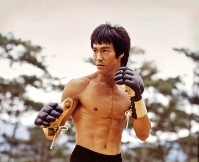 Z kart historii Sztuk Walki:

20 lipca 1973 roku w Hongkongu w wieku 33 lat, niespodziewanie zmarł Bruce Lee. Niedościgniony mistrz sztuk walki, choreograf, aktor, pisarz, filozof i poeta.  Twórca swojego własnego stylu kung-fu  o nazwie 
Jeet Kune Do. 
Bruce Lee był także prekursorem mieszanych sztuk walki na długo przed tym, jak powstało MMA. Dzisiaj przypada 53 rocznica jego śmierci. 
R.I.P.