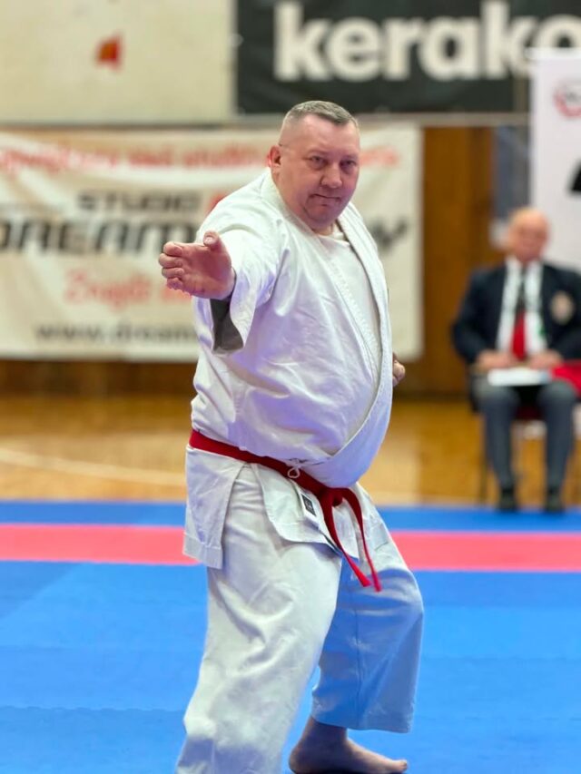 Drodzy zawodnicy i zawodniczki. Rodzice i sympatycy karate. Dzisiaj przypada Światowy Dzień Karate. 
25 października to właśnie święto karateków na całym świecie. Z tej okazji życzę wam wytrwałości i sukcesów w karate. A wczorajszymi sukcesami na zawodach pokazaliście, że jesteście wielcy. Bez was to wszystko nie miałoby sensu, a tak wiem, że ma. 
Wasz sensei 
Jerzy Jerry Urban